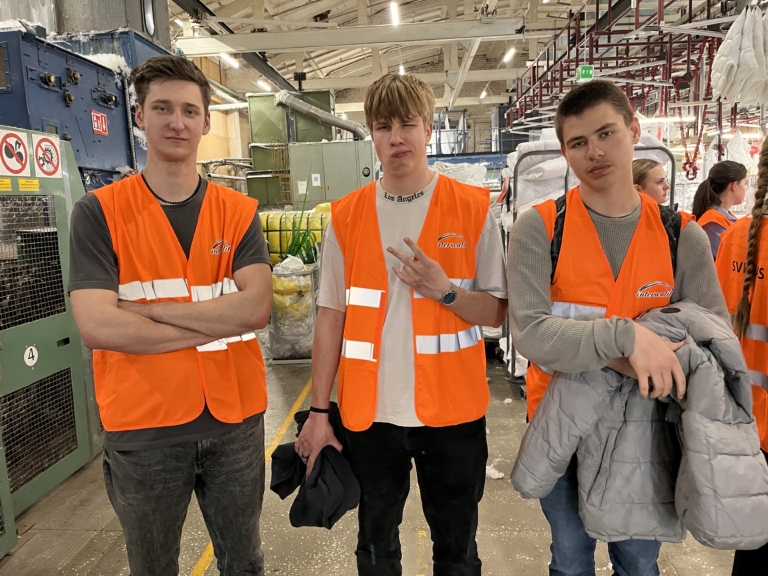 Pažintis su gamyba iš vidaus: gimnazistai apsilankė UAB „INTERSCALIT“