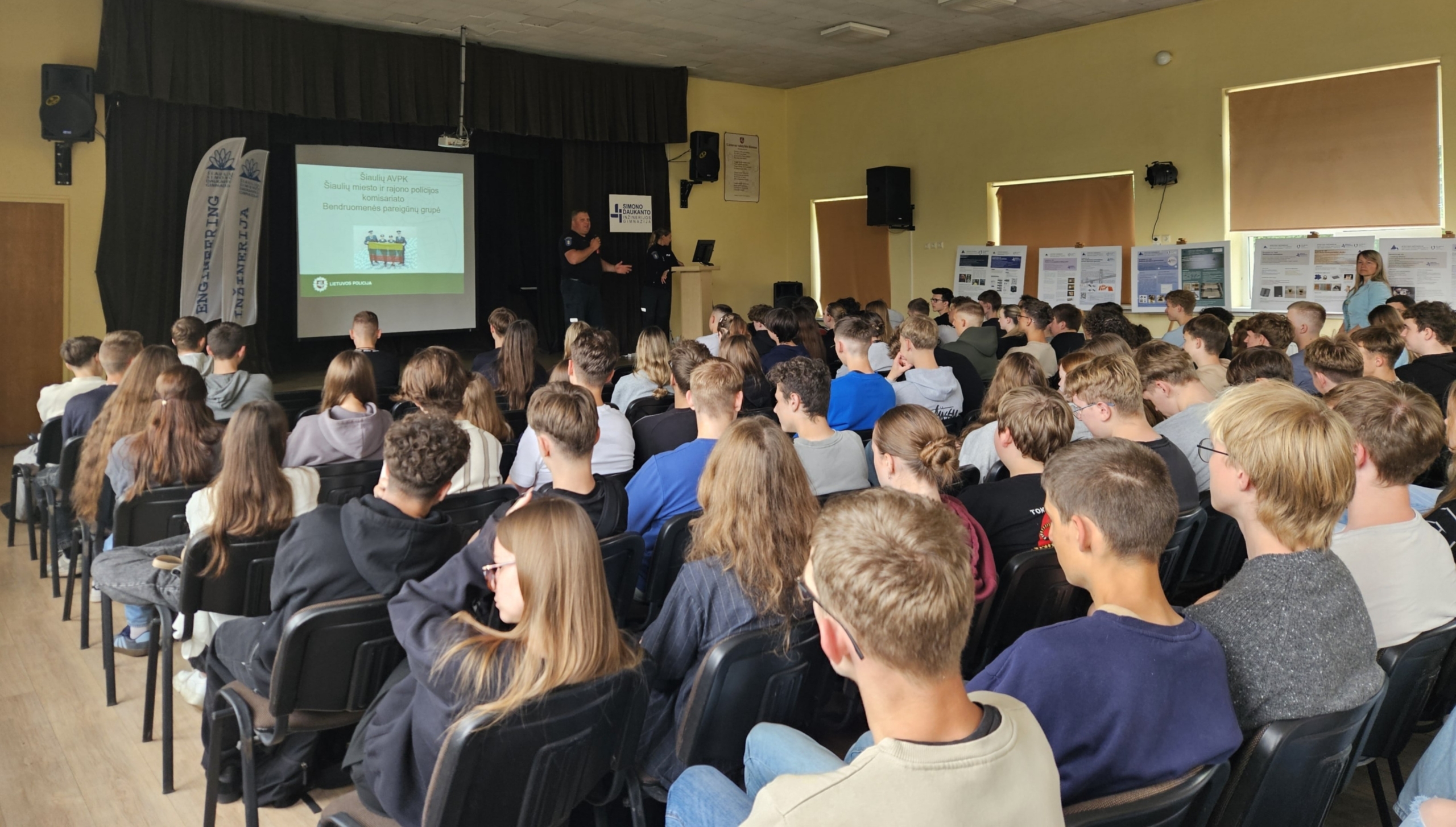 Policijos pareigūnų pamokos gimnazistams: kaip vasarą praleisti saugiai ir atsakingai